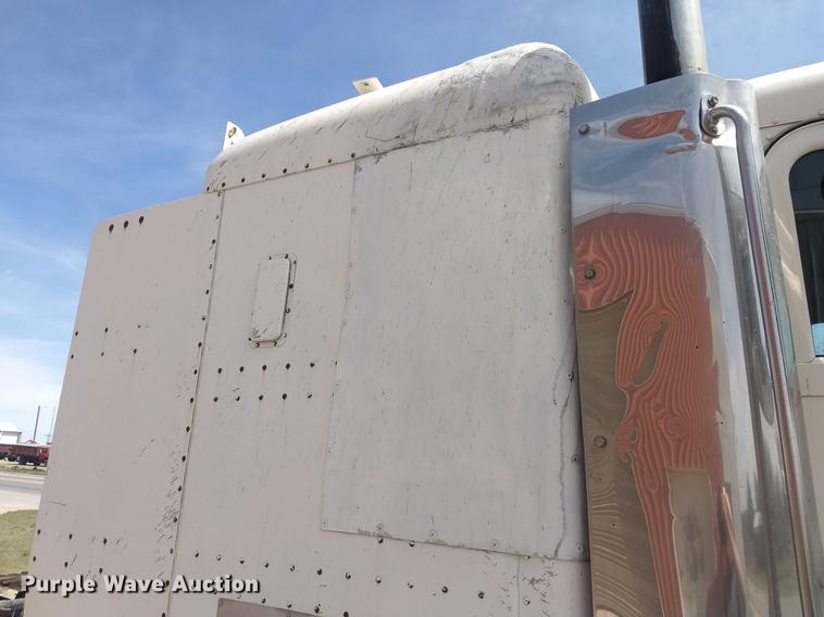image for item FG9328 1994 Peterbilt 377 semi truck