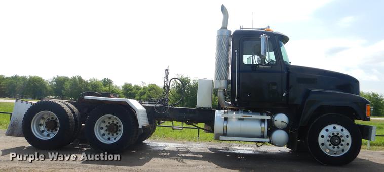 image for item FH9391 1998 Mack CH613 semi truck