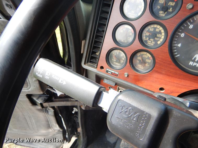 image for item FH9391 1998 Mack CH613 semi truck