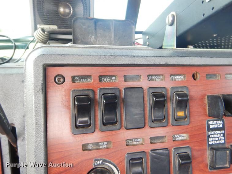 image for item FH9391 1998 Mack CH613 semi truck