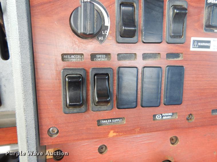 image for item FH9391 1998 Mack CH613 semi truck