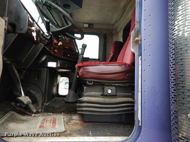 image for item FH9395 1990 Freightliner FLD120 semi truck