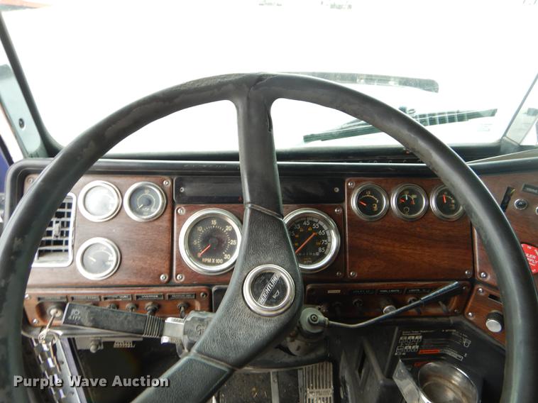 image for item FH9395 1990 Freightliner FLD120 semi truck