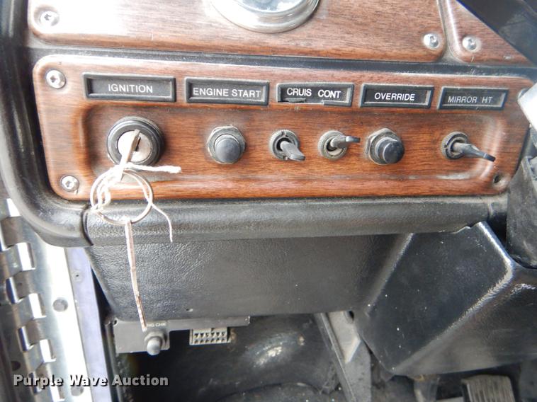 image for item FH9395 1990 Freightliner FLD120 semi truck