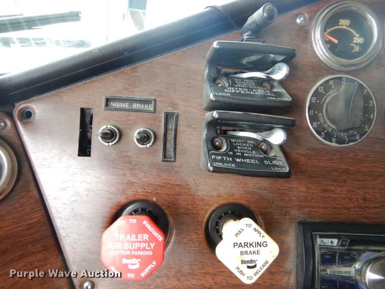 image for item FH9395 1990 Freightliner FLD120 semi truck