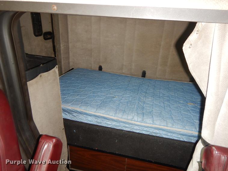 image for item FH9395 1990 Freightliner FLD120 semi truck