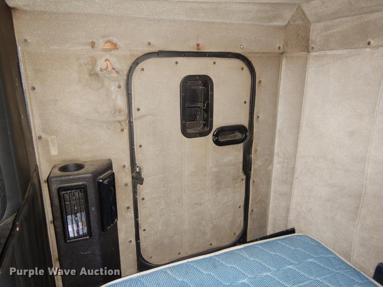 image for item FH9395 1990 Freightliner FLD120 semi truck