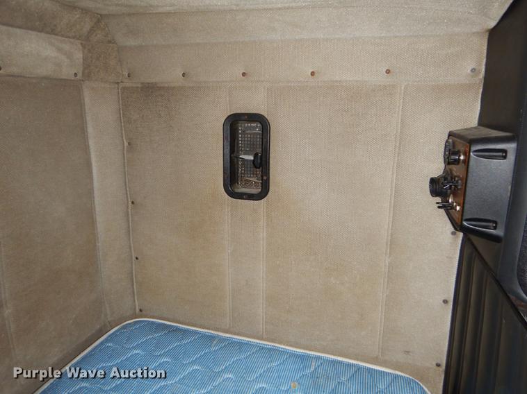 image for item FH9395 1990 Freightliner FLD120 semi truck