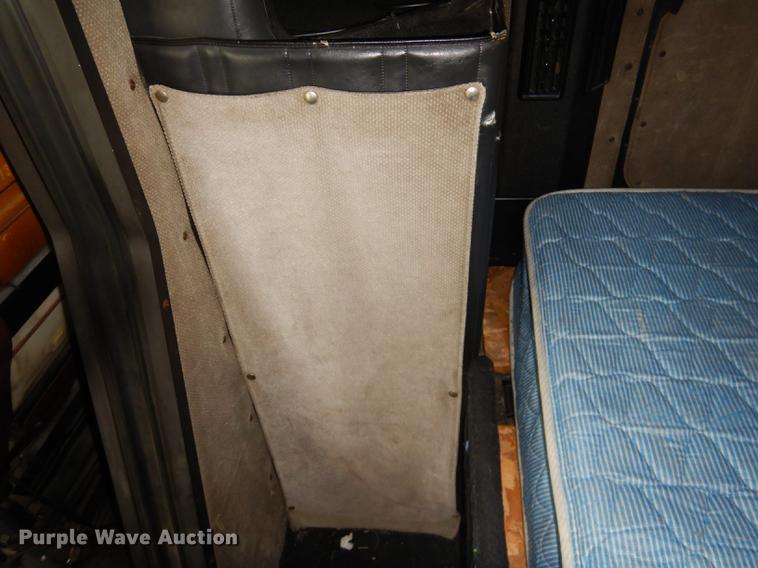 image for item FH9395 1990 Freightliner FLD120 semi truck