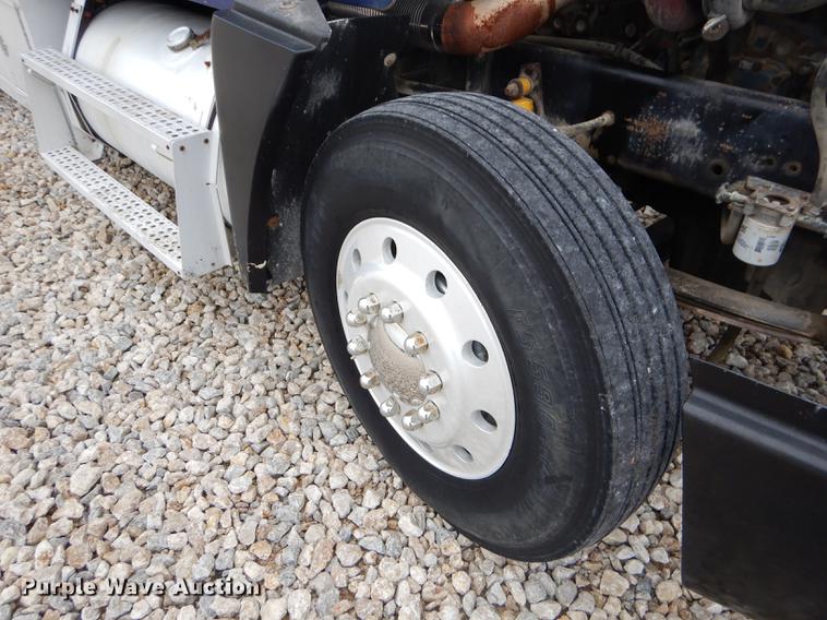 image for item FH9395 1990 Freightliner FLD120 semi truck