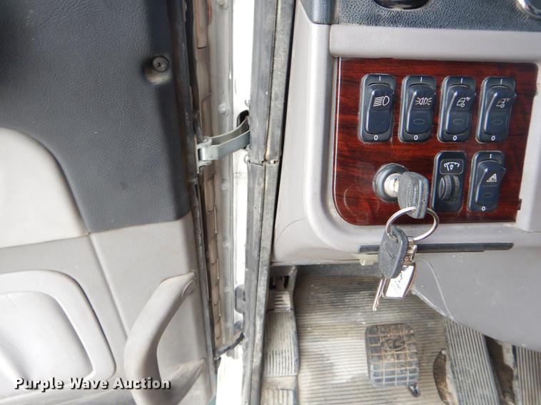 image for item FH9396 2014 Peterbilt 386 Fitzgerald Glider semi truck