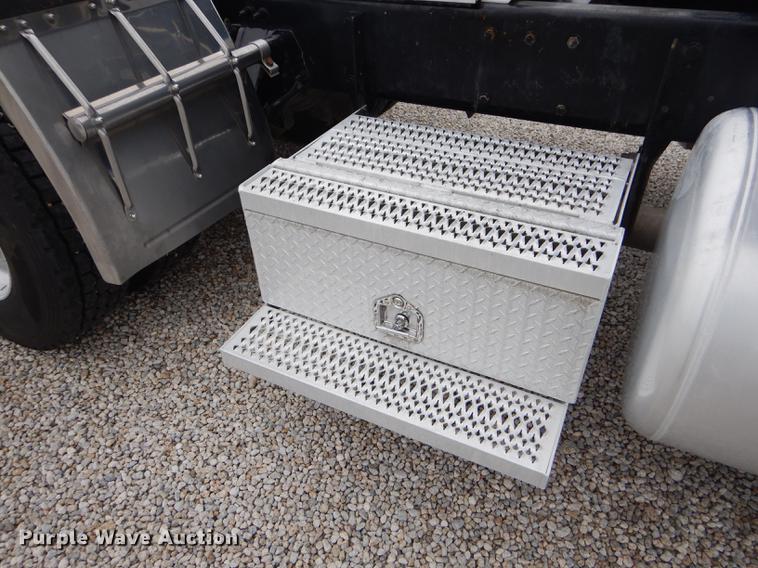 image for item FH9396 2014 Peterbilt 386 Fitzgerald Glider semi truck