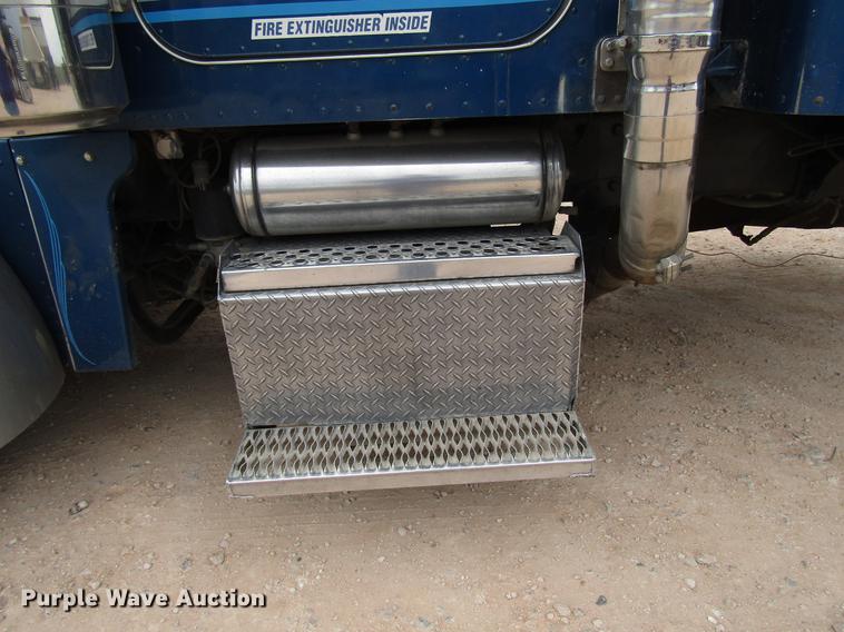 image for item FJ9647 2002 Peterbilt 379 semi truck