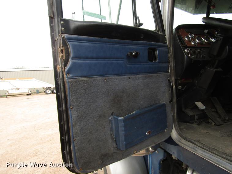 image for item FJ9647 2002 Peterbilt 379 semi truck