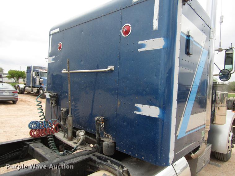 image for item FJ9647 2002 Peterbilt 379 semi truck