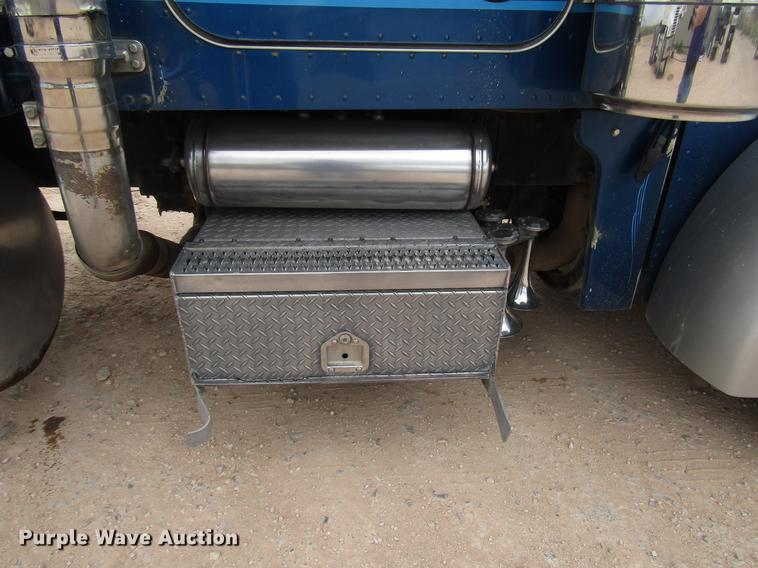 image for item FJ9647 2002 Peterbilt 379 semi truck