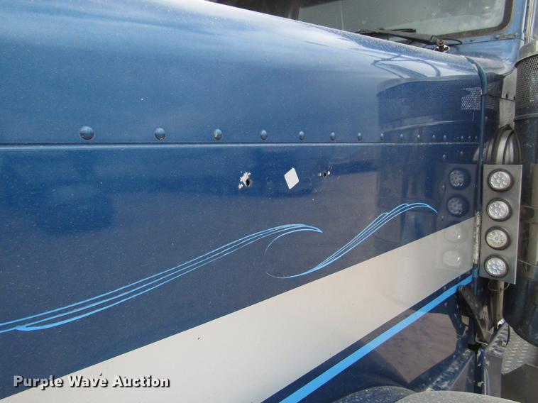 image for item FJ9647 2002 Peterbilt 379 semi truck