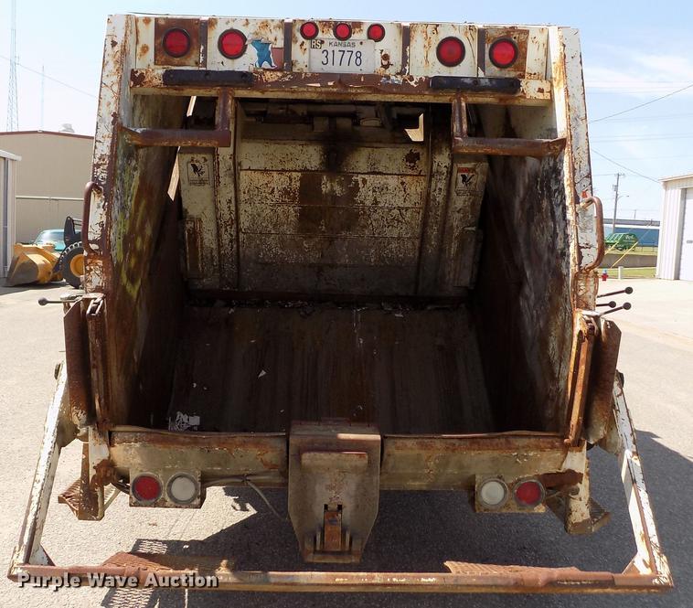 image for item DE1226 1998 Ford L8000 refuse truck