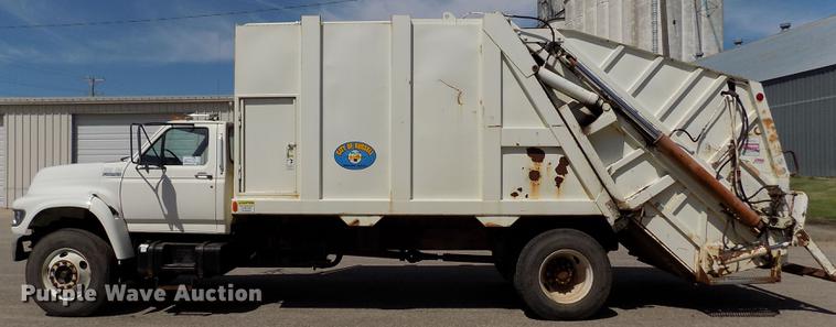 image for item DE1226 1998 Ford L8000 refuse truck