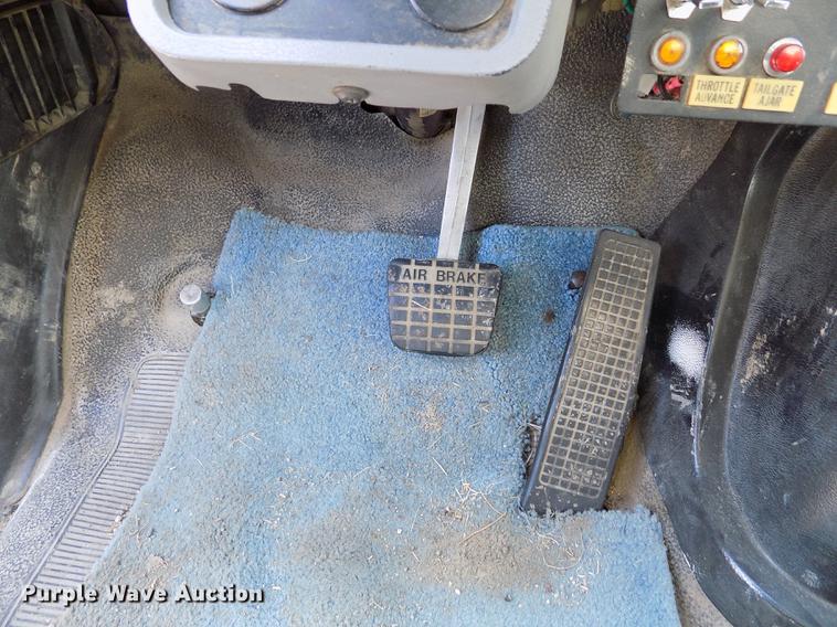 image for item DE1226 1998 Ford L8000 refuse truck