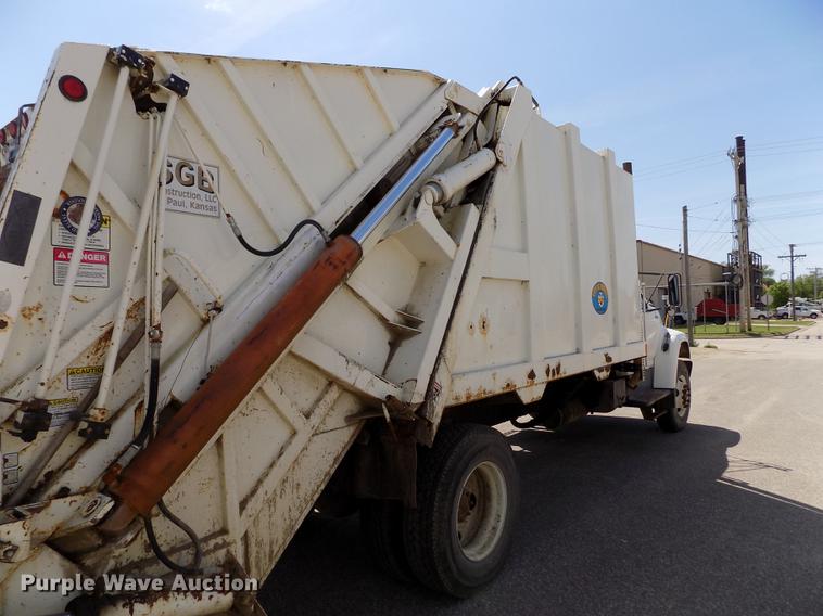 image for item DE1226 1998 Ford L8000 refuse truck