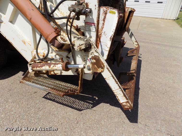 image for item DE1226 1998 Ford L8000 refuse truck