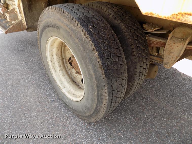 image for item DE1226 1998 Ford L8000 refuse truck