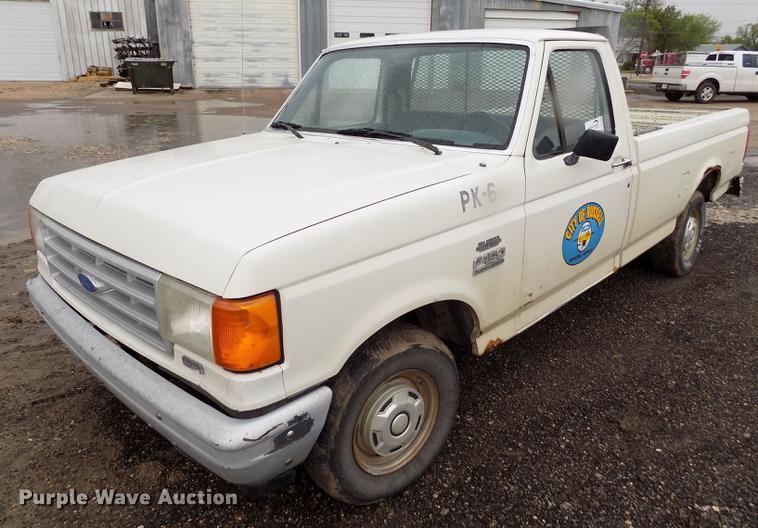 image for item DE1240 1990 Ford F150 Custom pickup truck