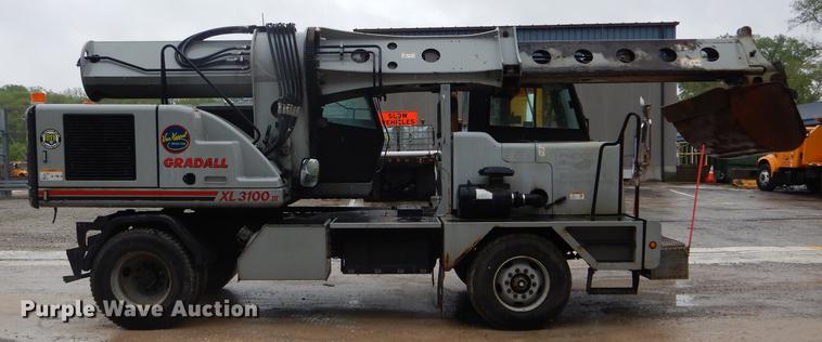 image for item DE8368 2009 Gradall XL3100 Series III rubber tire excavator