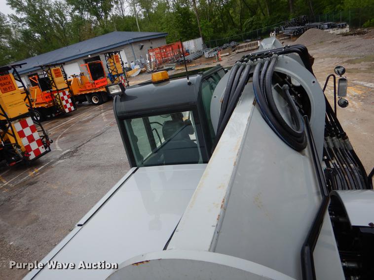 image for item DE8368 2009 Gradall XL3100 Series III rubber tire excavator