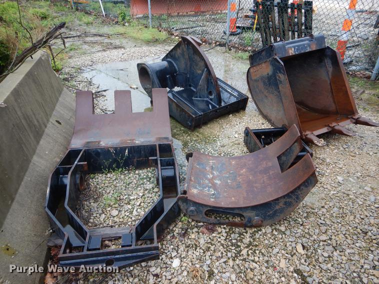 image for item DE8368 2009 Gradall XL3100 Series III rubber tire excavator