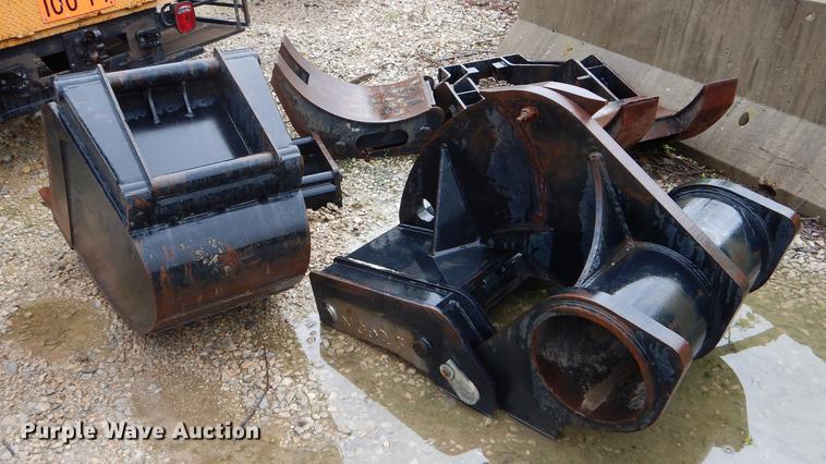 image for item DE8368 2009 Gradall XL3100 Series III rubber tire excavator