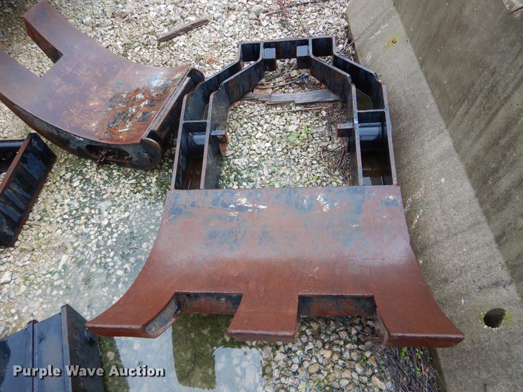 image for item DE8368 2009 Gradall XL3100 Series III rubber tire excavator