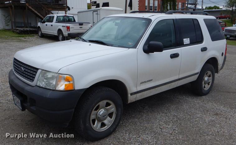 image for item DE8390 2004 Ford Explorer SUV