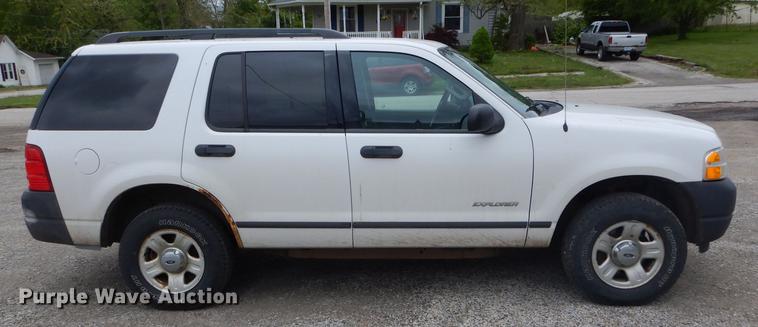 image for item DE8390 2004 Ford Explorer SUV