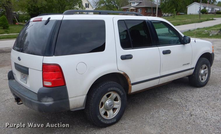 image for item DE8390 2004 Ford Explorer SUV