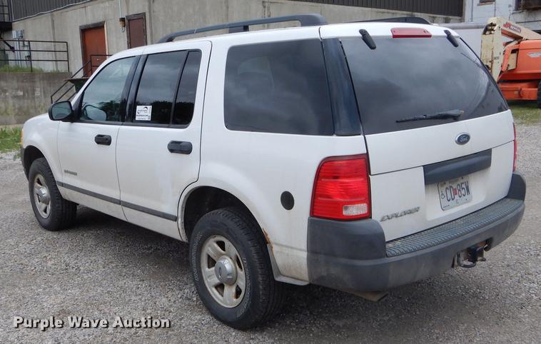 image for item DE8390 2004 Ford Explorer SUV