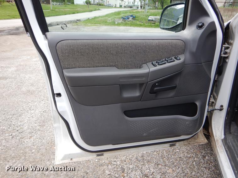image for item DE8390 2004 Ford Explorer SUV