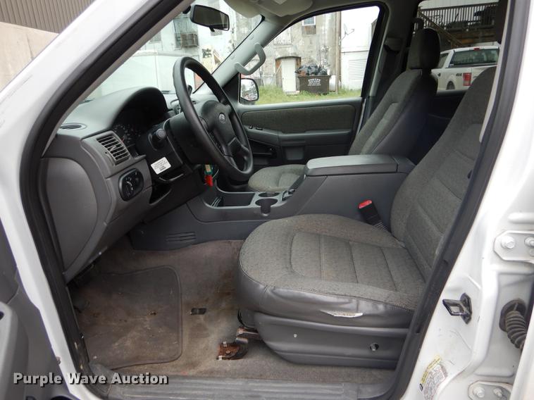 image for item DE8390 2004 Ford Explorer SUV