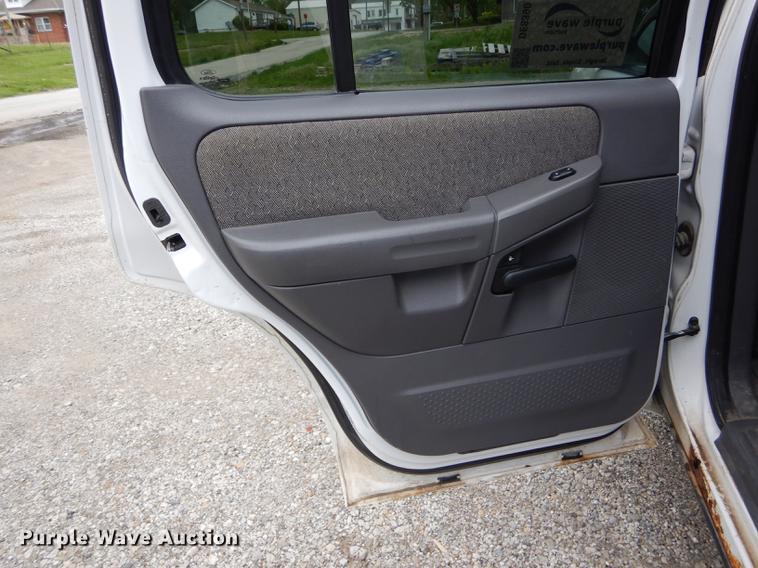 image for item DE8390 2004 Ford Explorer SUV