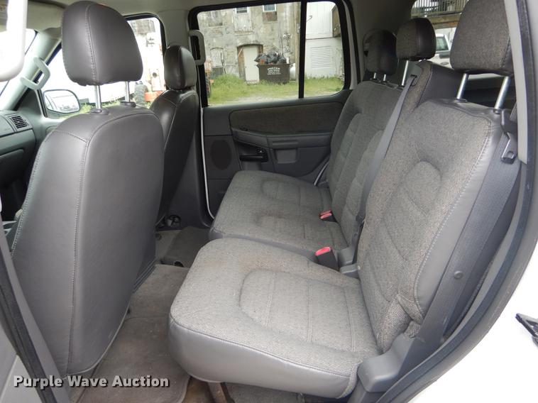 image for item DE8390 2004 Ford Explorer SUV