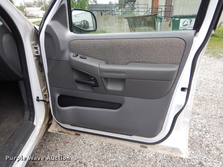 image for item DE8390 2004 Ford Explorer SUV