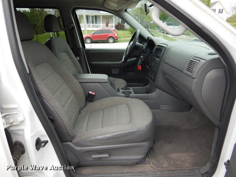 image for item DE8390 2004 Ford Explorer SUV