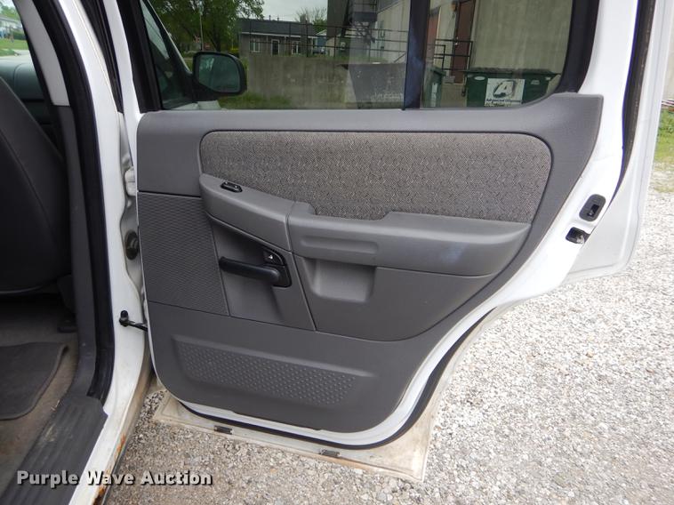 image for item DE8390 2004 Ford Explorer SUV