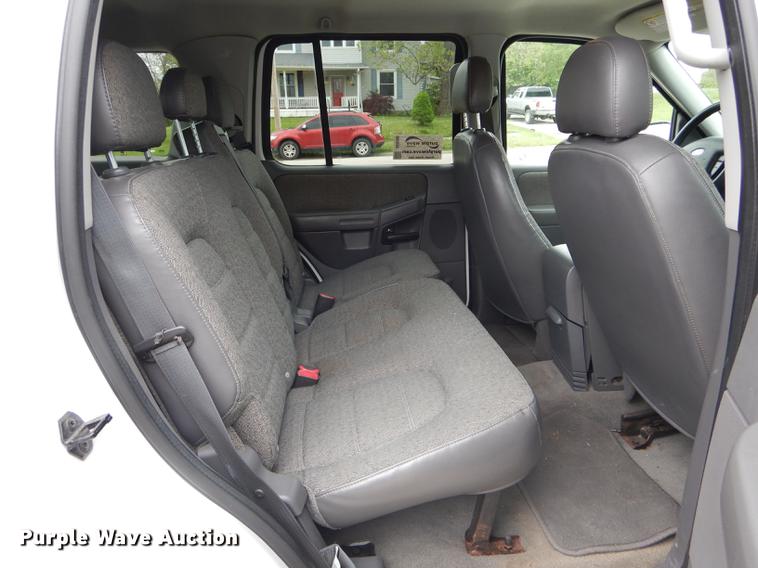 image for item DE8390 2004 Ford Explorer SUV