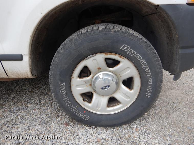 image for item DE8390 2004 Ford Explorer SUV