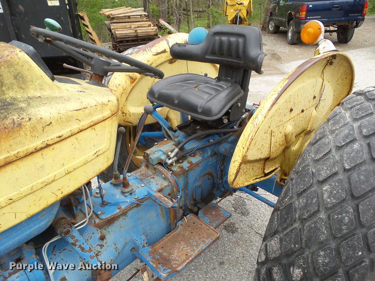 image for item DF0762 1968 Ford 3400 tractor