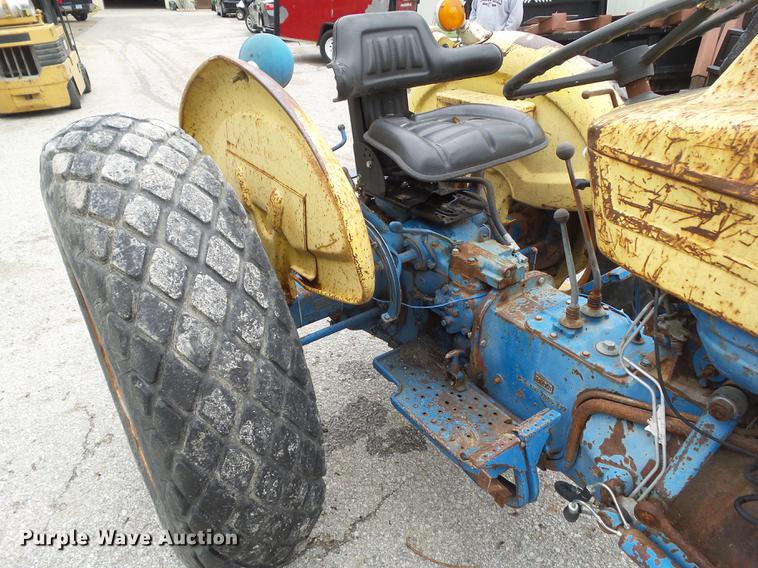 image for item DF0762 1968 Ford 3400 tractor