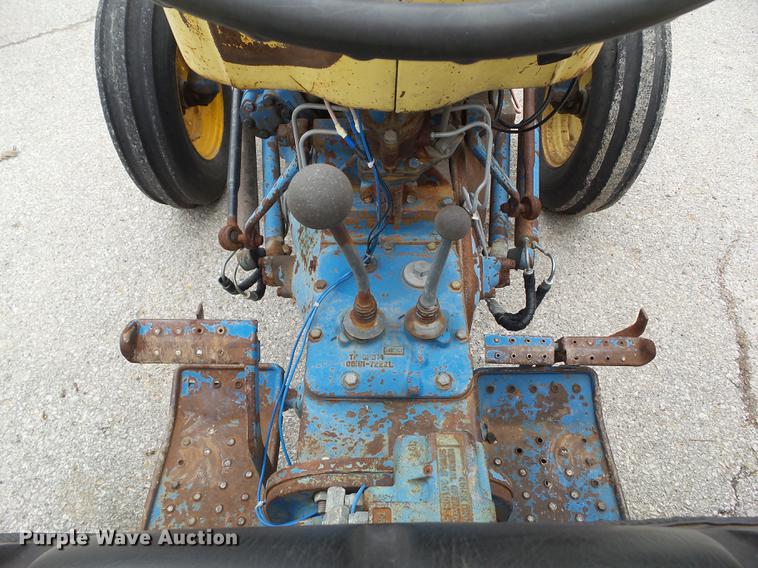 image for item DF0762 1968 Ford 3400 tractor