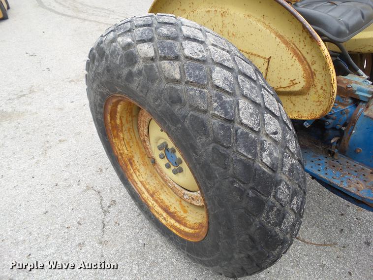 image for item DF0762 1968 Ford 3400 tractor